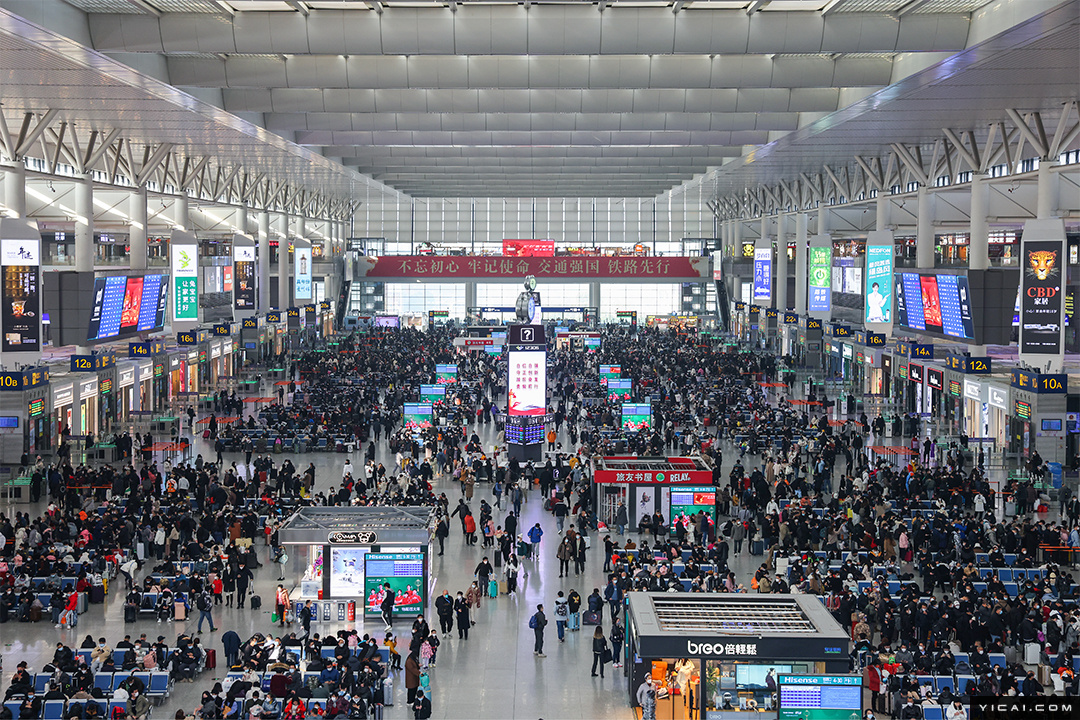 春运首日铁路上海站再现繁忙景象23万人踏上归途